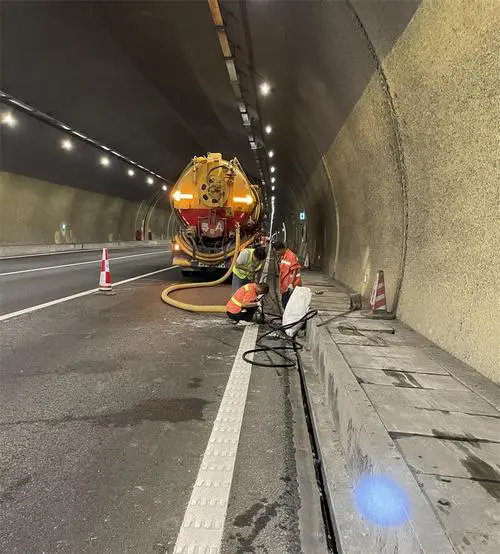 兰坪隧道排水渠清淤